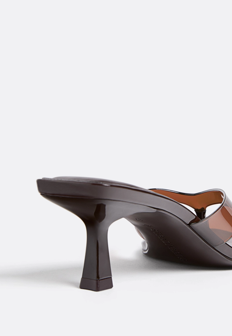 Босоножки на каблуке из винила