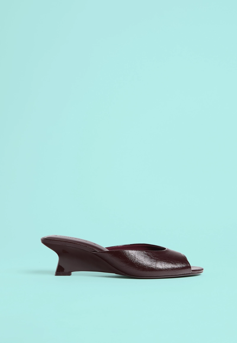 Танкетки с асимметричным каблуком