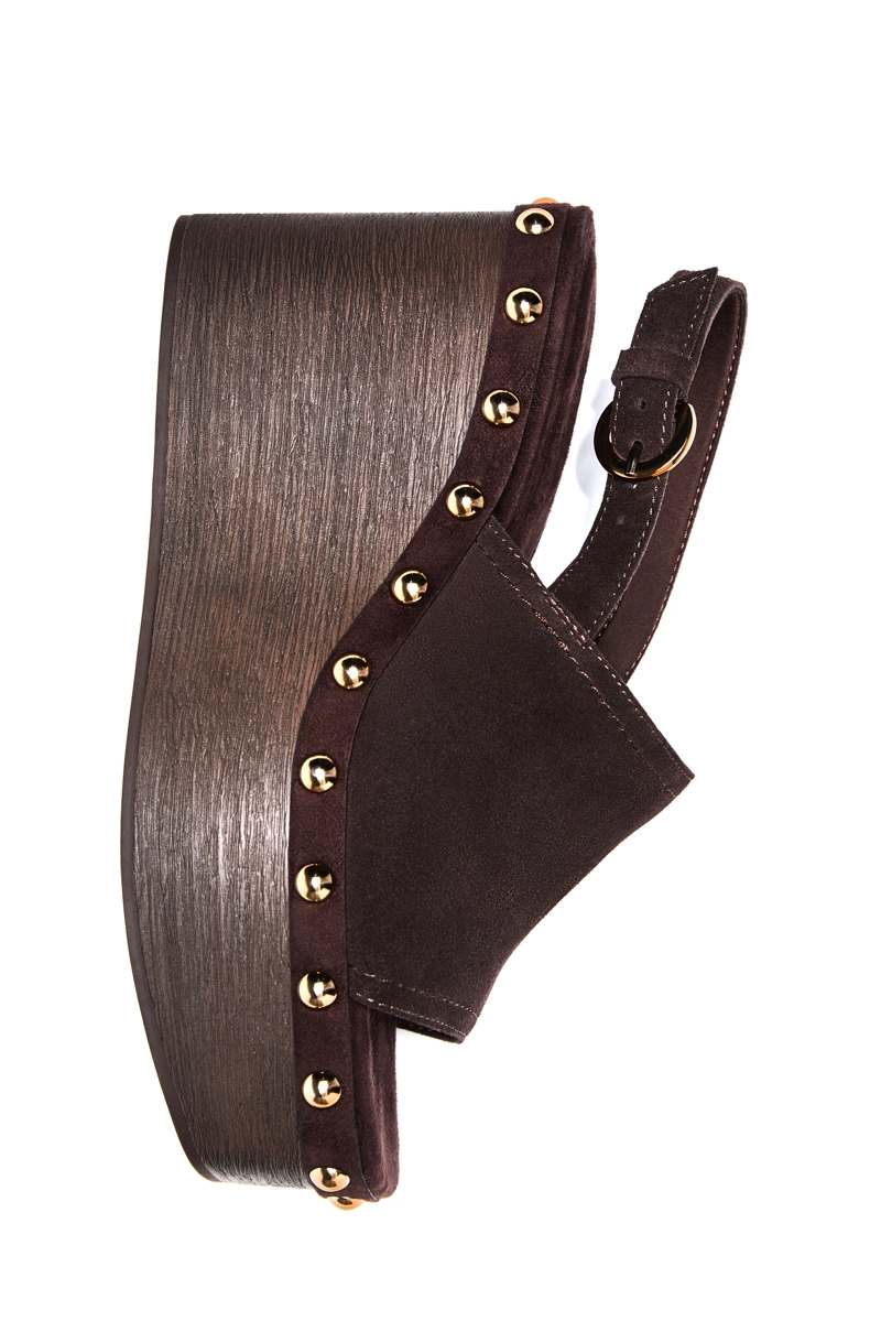 Кожаные босоножки на танкетке с заклепками