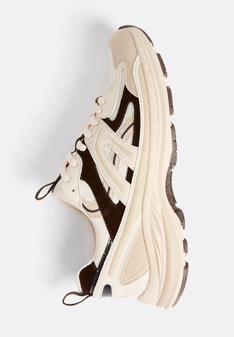 Кроссовки с контрастными вставками