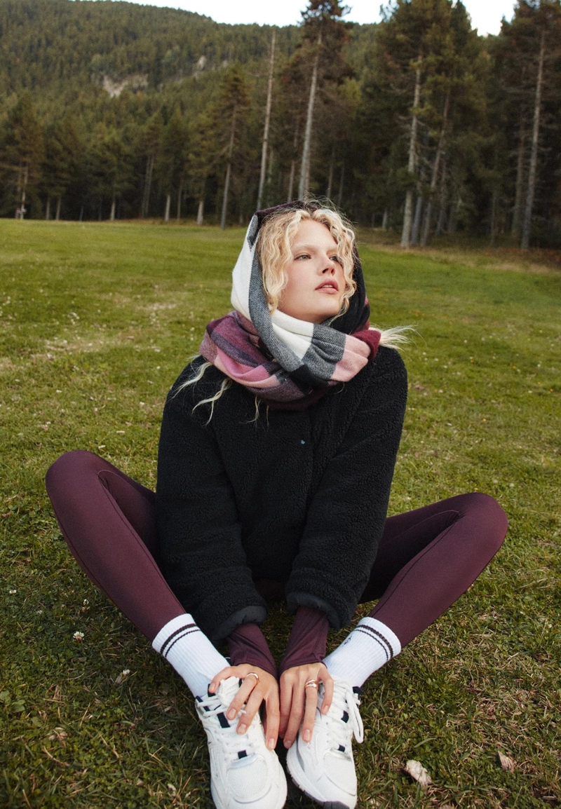 Кроссовки с контрастными вставками