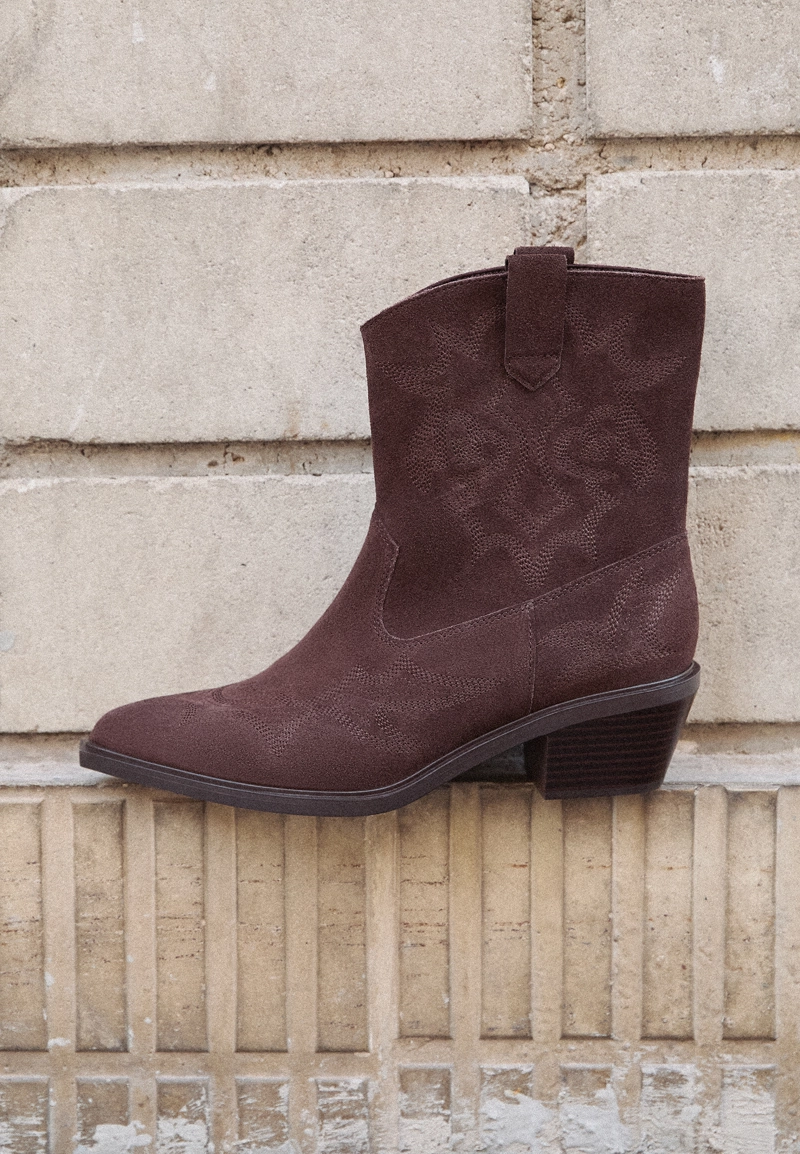 Кожаные ботильоны на каблуке в ковбойском стиле