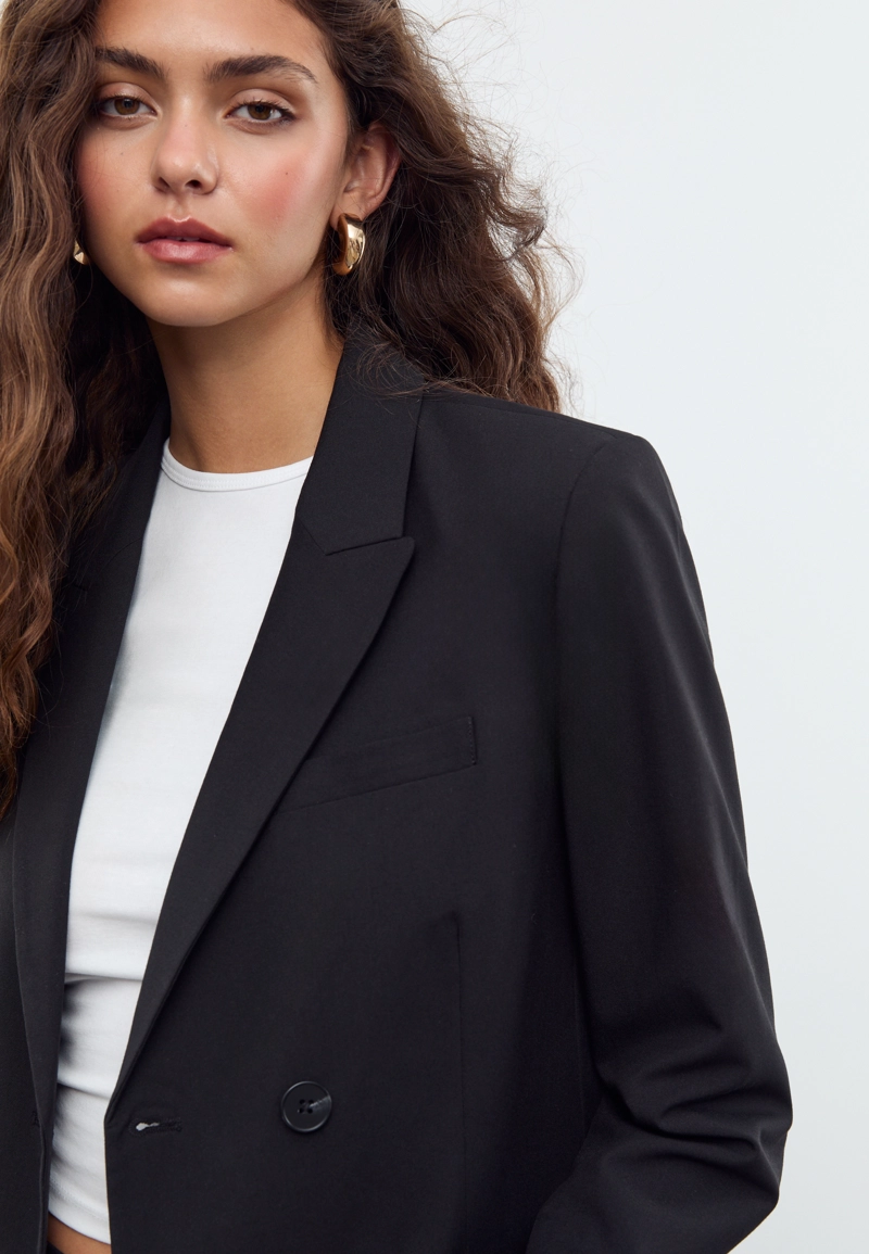 Двубортный пиджак на пуговицах