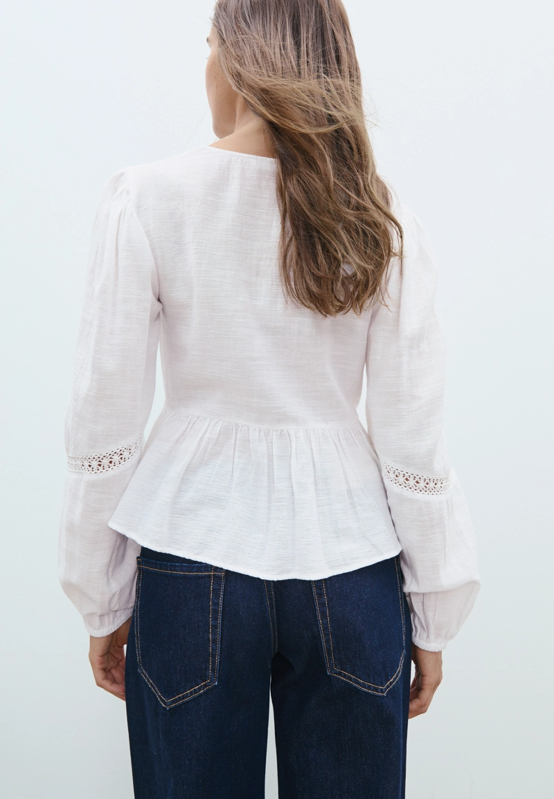 Свободная блузка с вышивкой