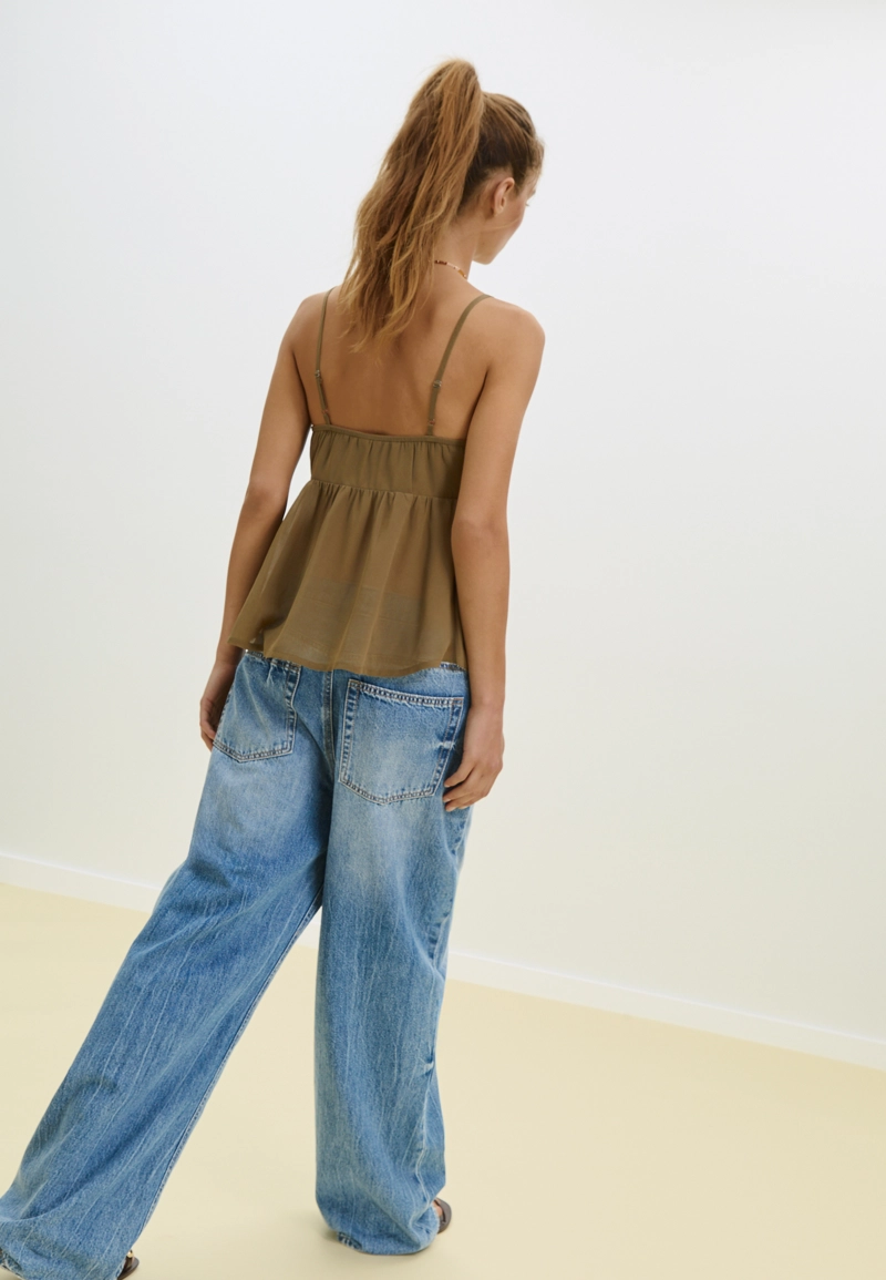 Легкий топ с вышивкой и бисером на бретелях