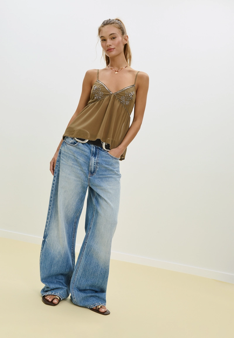 Легкий топ с вышивкой и бисером на бретелях