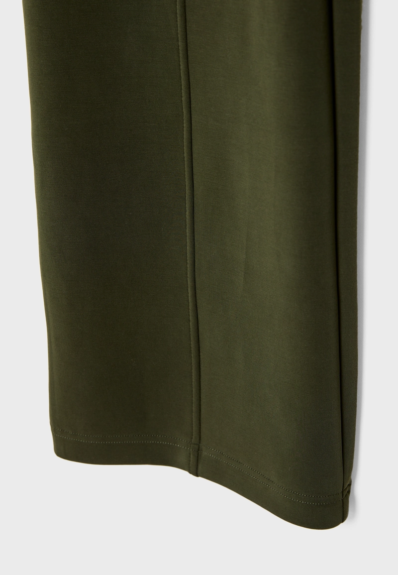 Прямые брюки-джоггеры с мягкой текстурой и складками