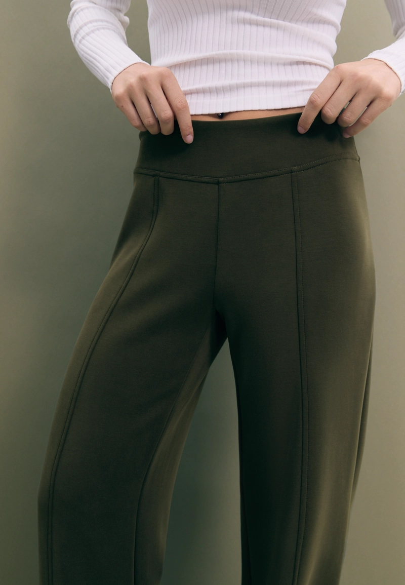 Прямые брюки-джоггеры с мягкой текстурой и складками