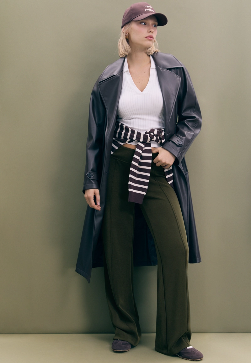 Прямые брюки-джоггеры с мягкой текстурой и складками