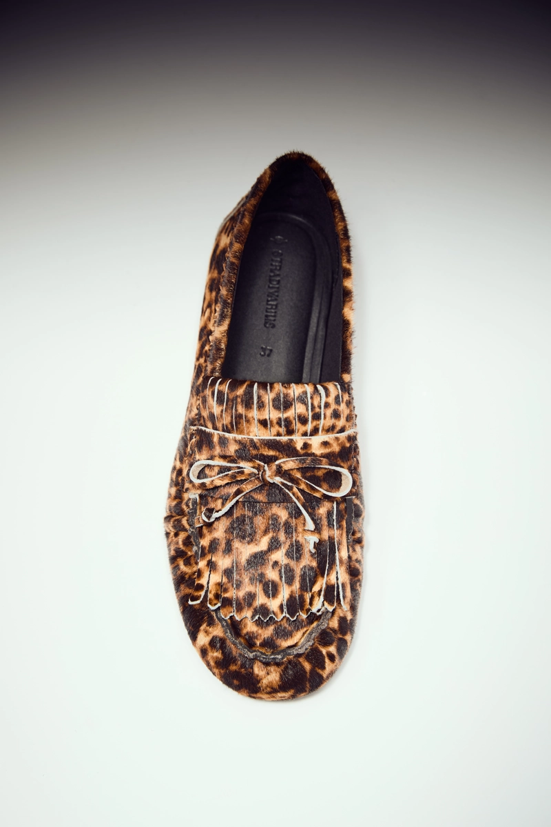 Лоферы из кожи с животным принтом и бахромой