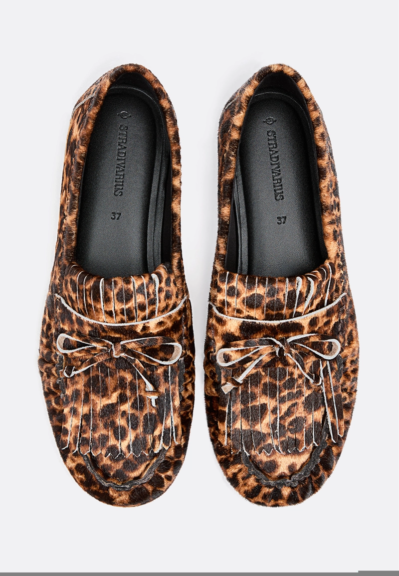 Лоферы из кожи с животным принтом и бахромой