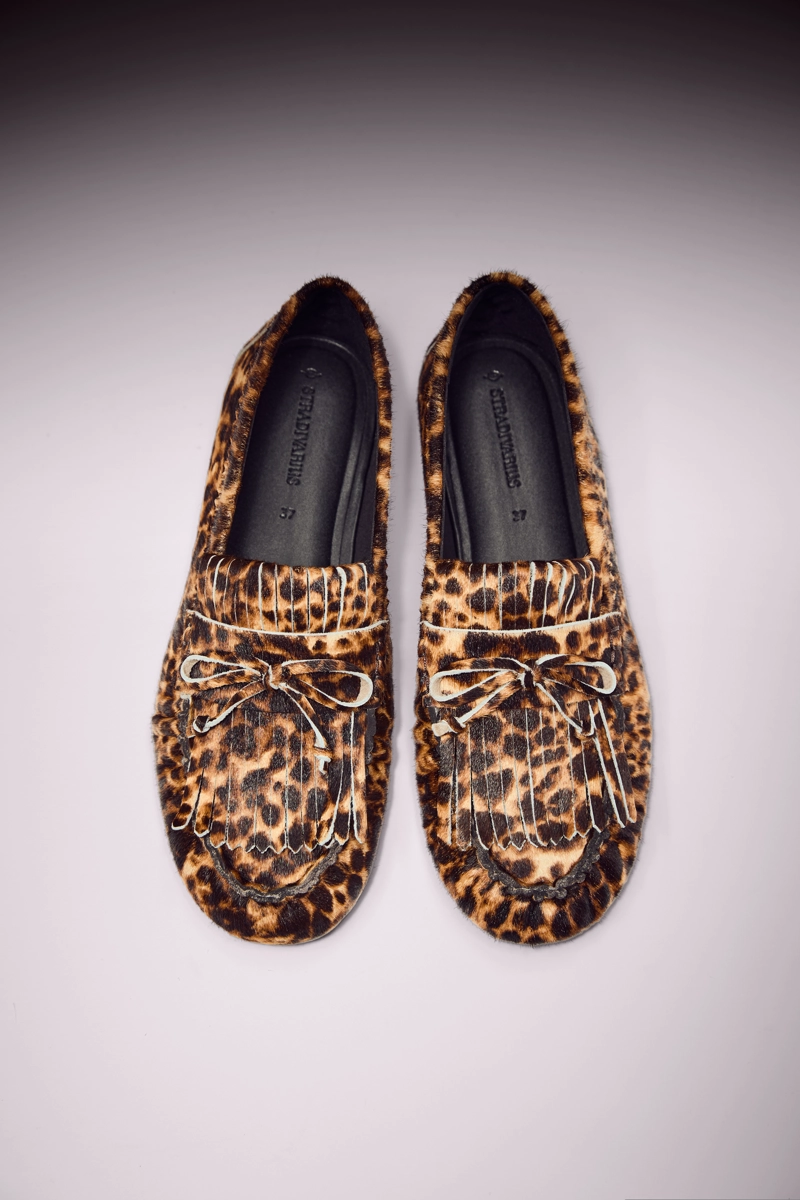 Лоферы из кожи с животным принтом и бахромой