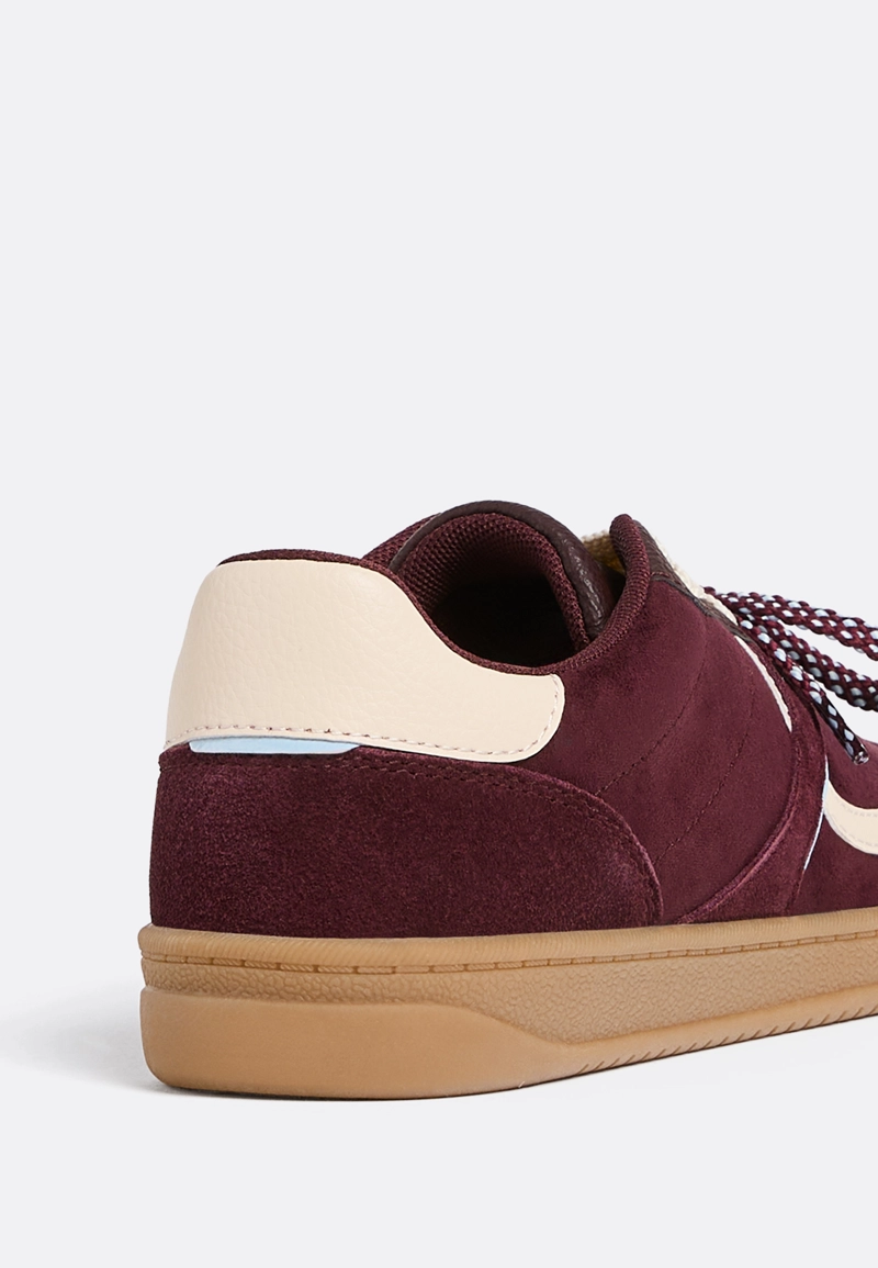 Повседневные кроссовки с двойными шнурками