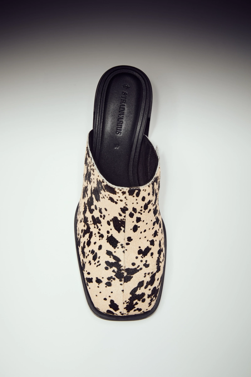 Клоги на каблуке с меховым животным принтом