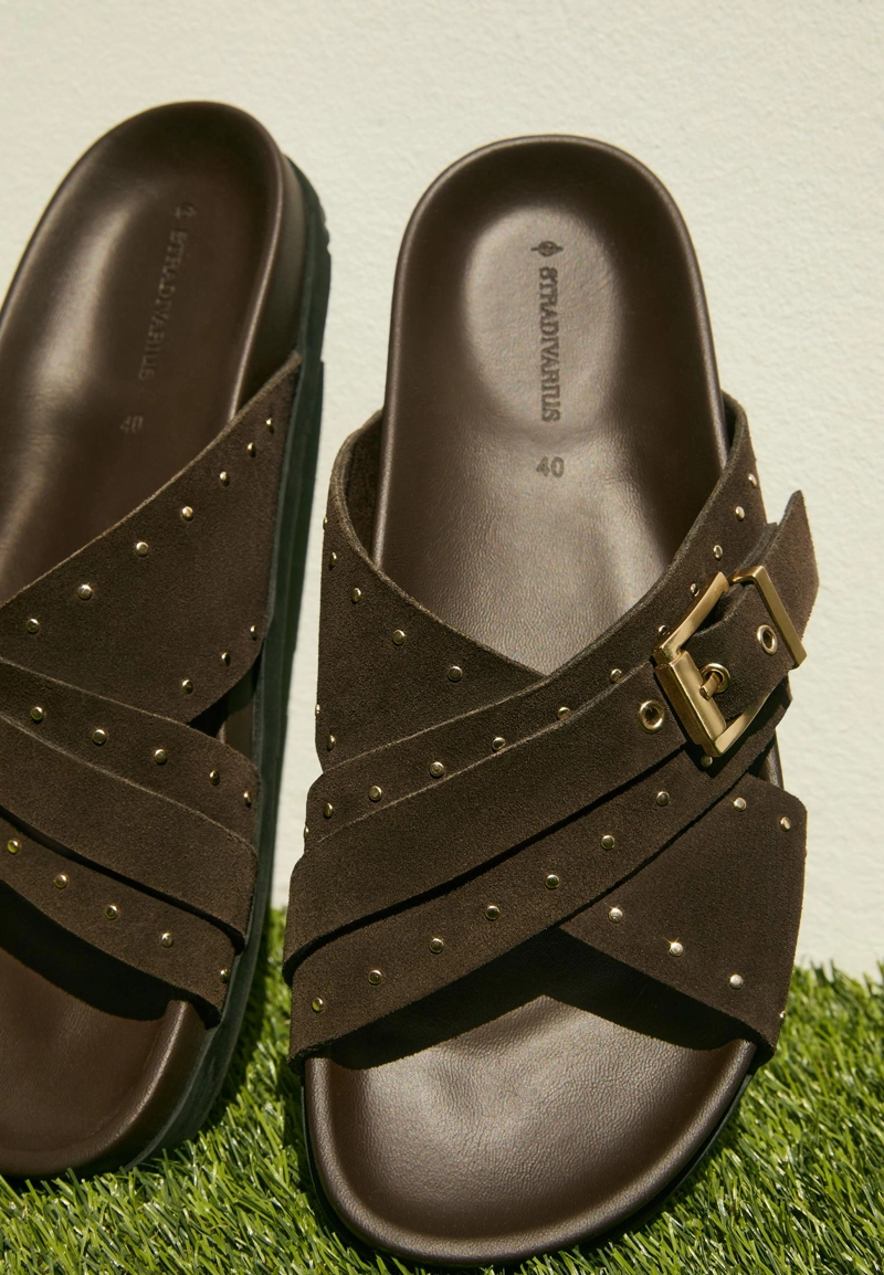 Кожаные сандалии с заклепками