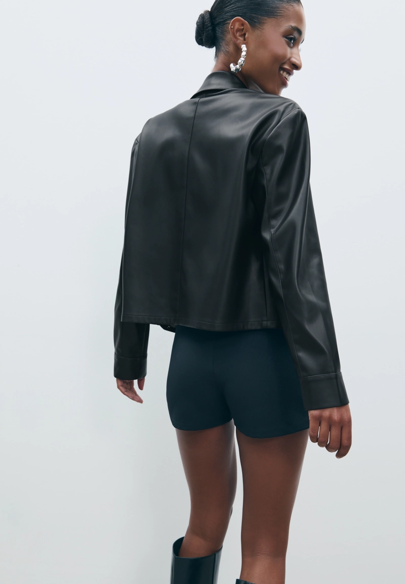 Рубашка с карманами из искусственной кожи