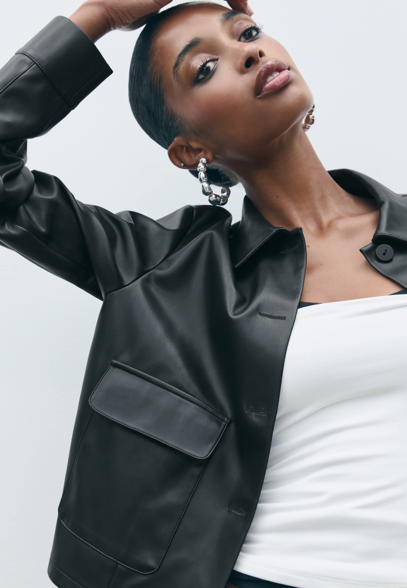 Рубашка с карманами из искусственной кожи