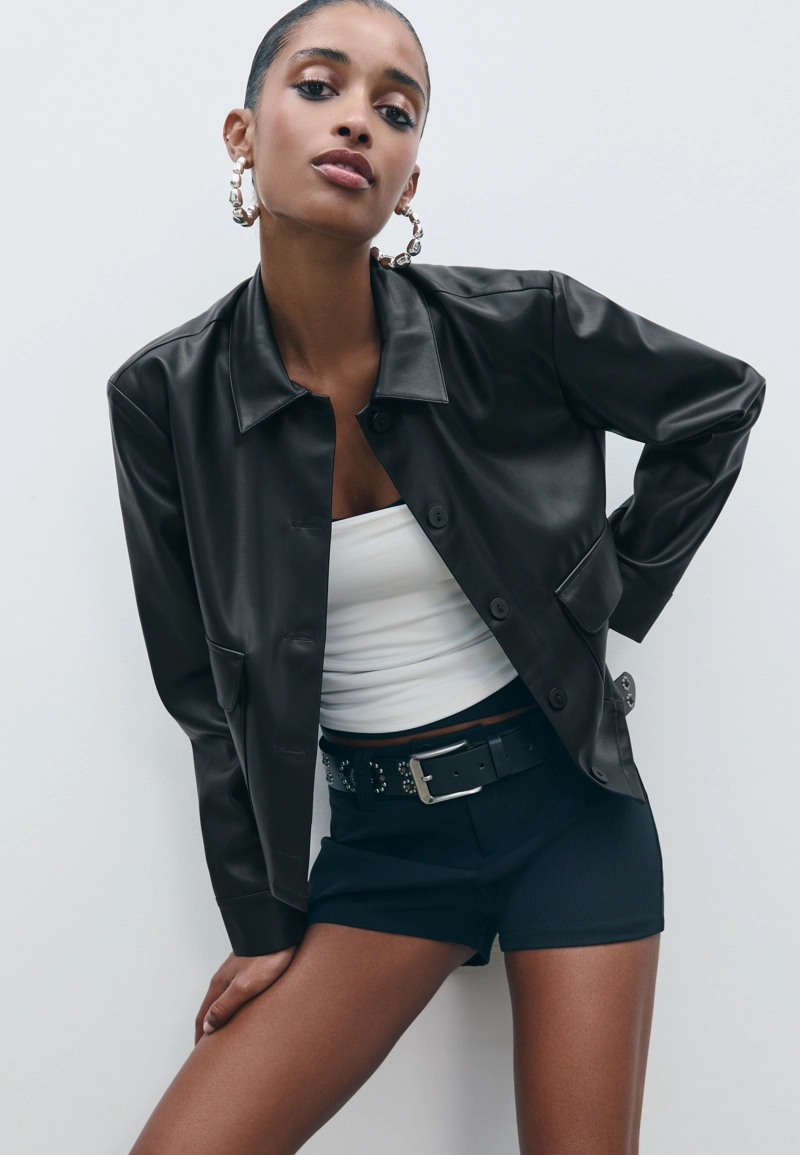 Рубашка с карманами из искусственной кожи