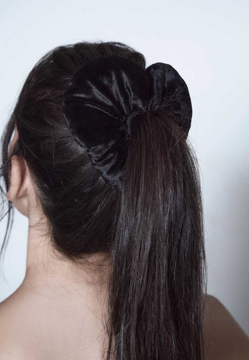 Большая бархатная резинка для волос с сердечком
