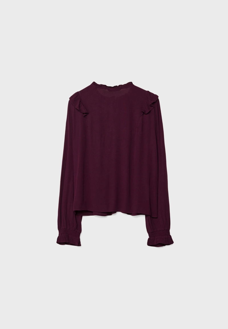 Блузка с оборками и пуговицами