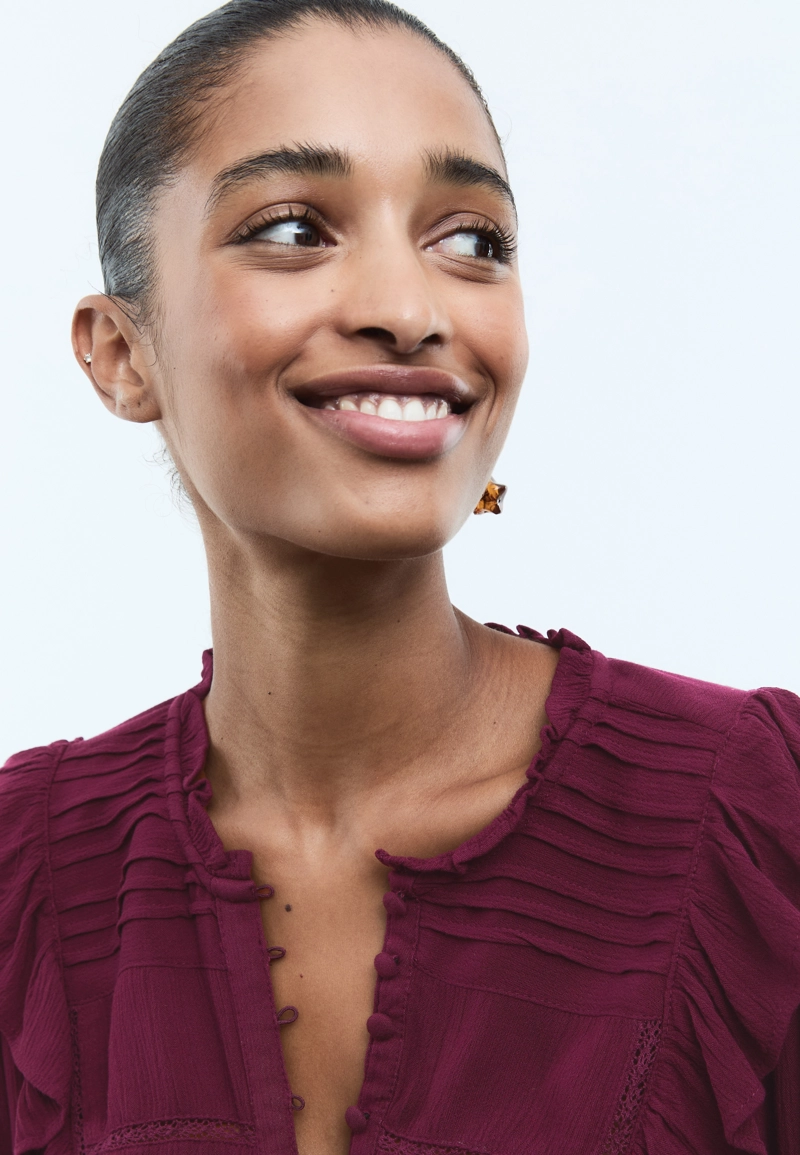 Блузка с оборками и пуговицами