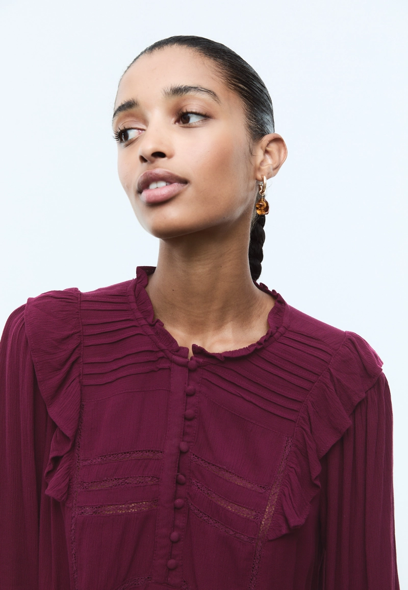 Блузка с оборками и пуговицами