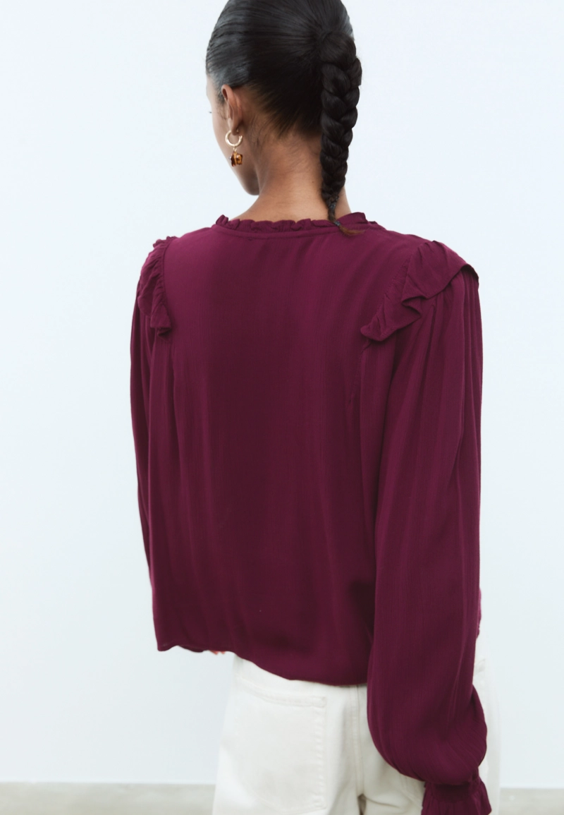 Блузка с оборками и пуговицами