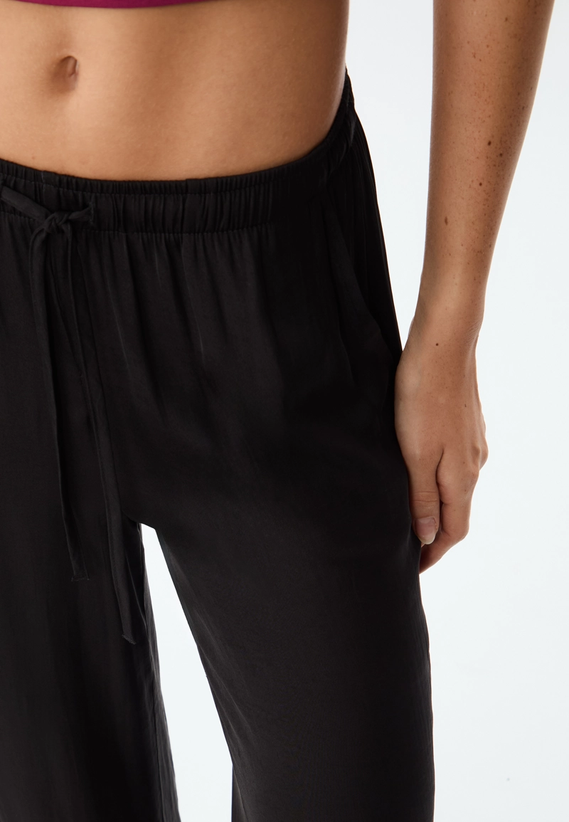 Длинные свободные атласные брюки