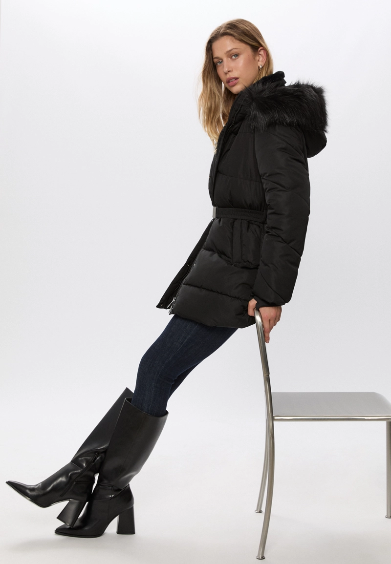 Приталенное стеганое пальто