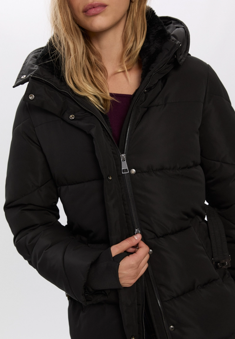 Приталенное стеганое пальто