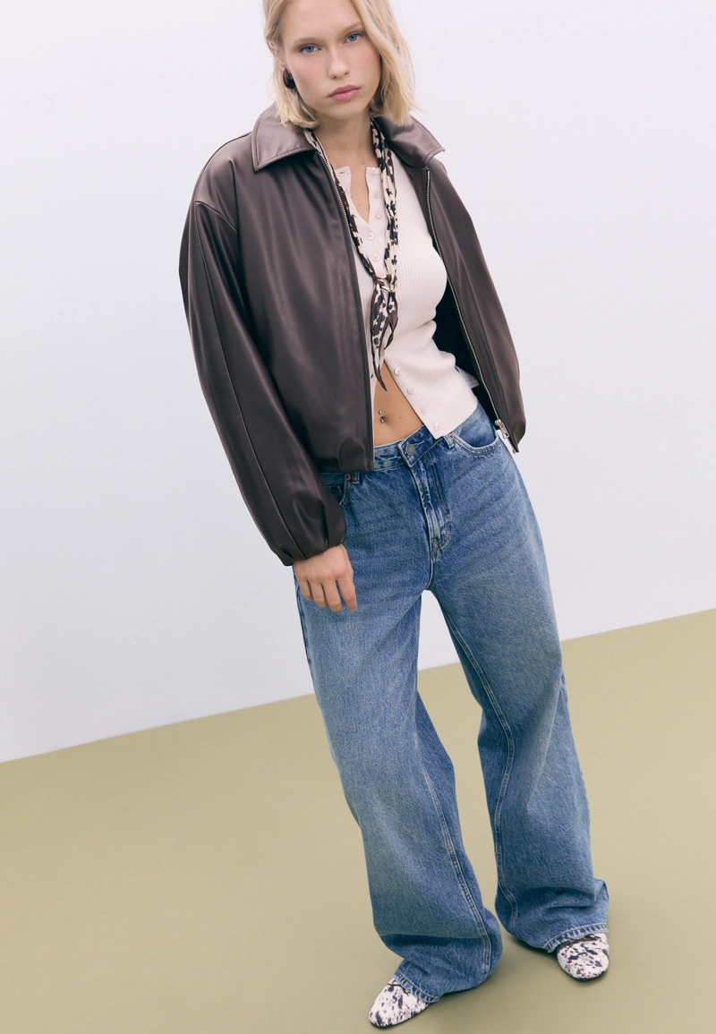 Стеганая куртка-бомбер из искусственной кожи