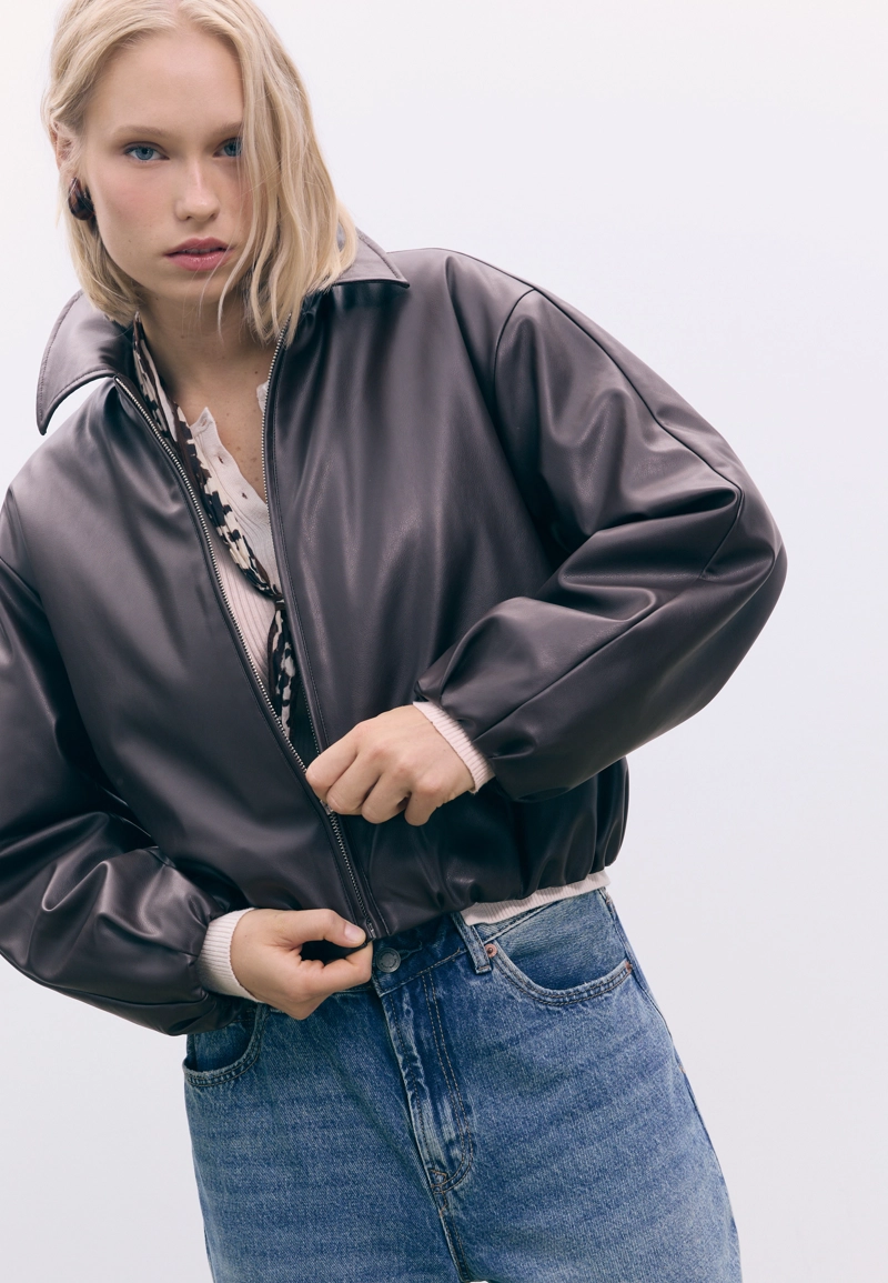 Стеганая куртка-бомбер из искусственной кожи