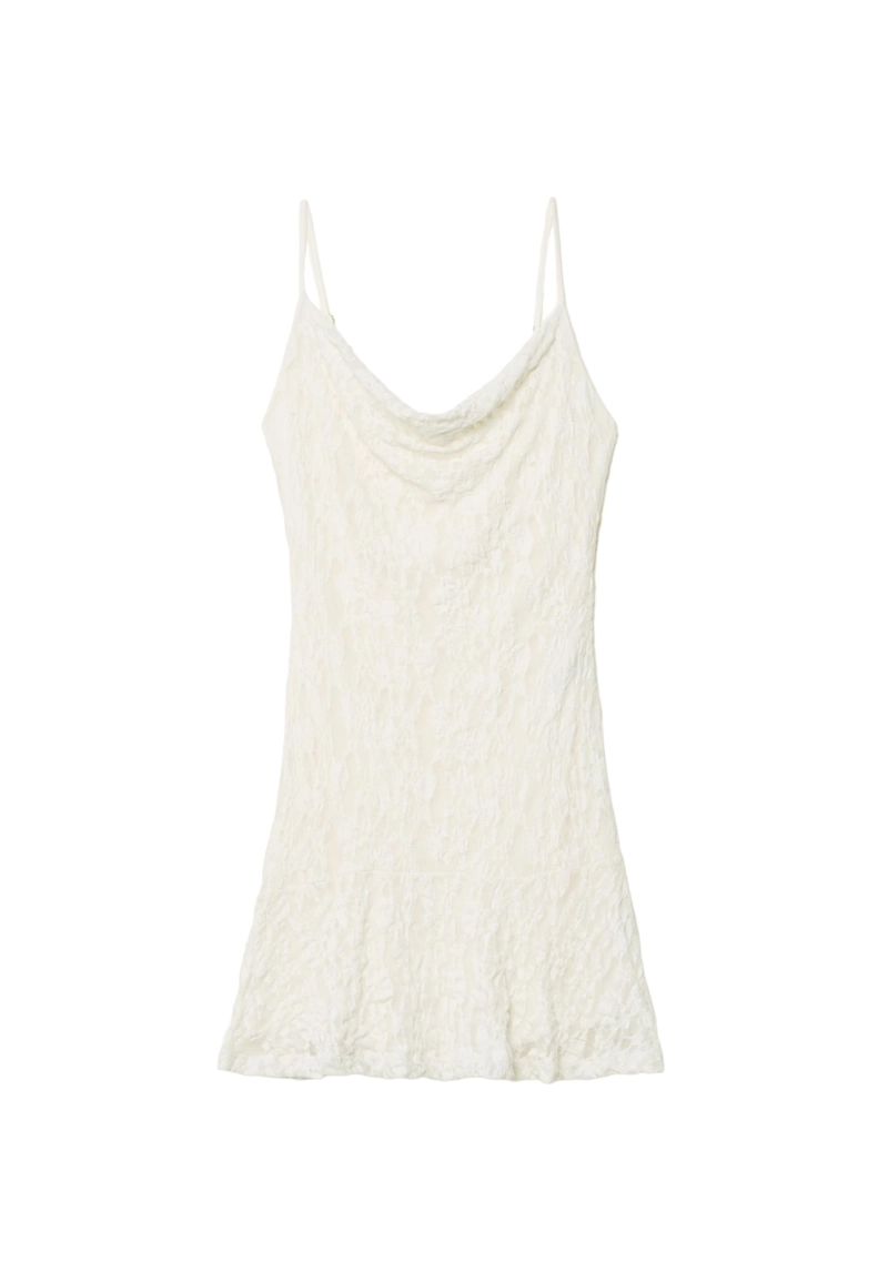 Короткое платье на бретельках с кружевом