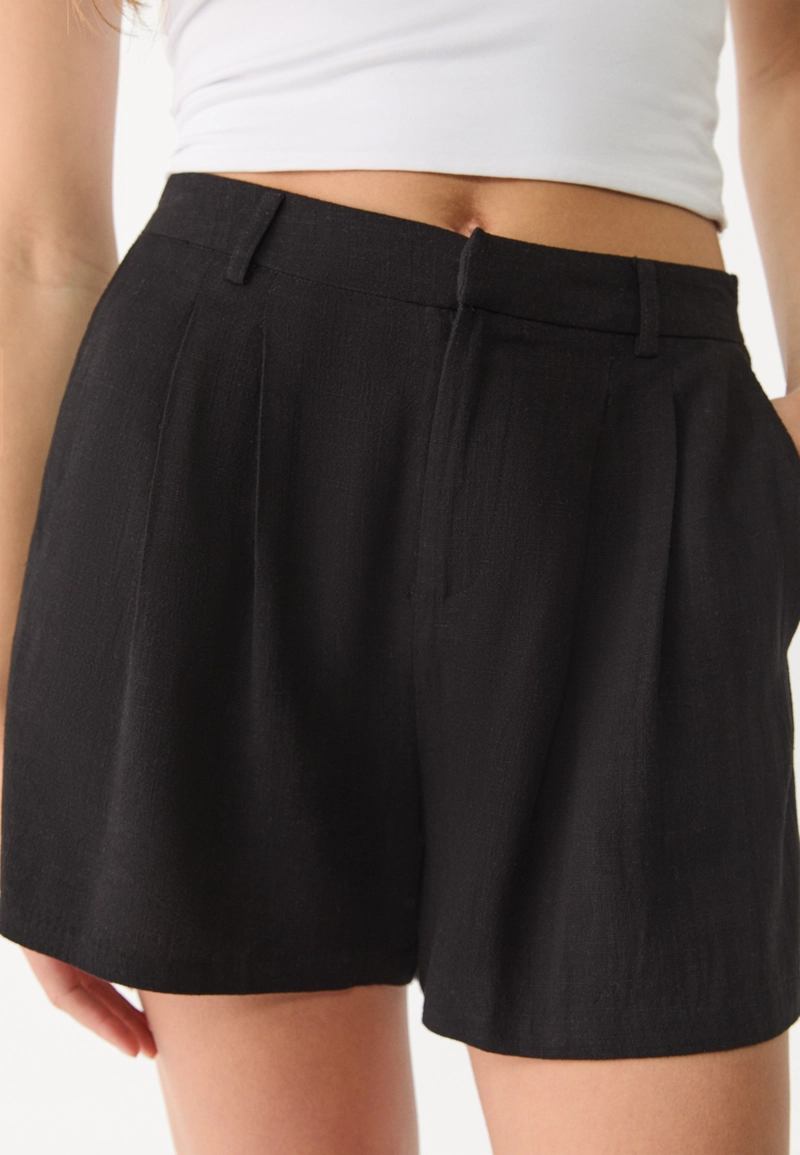 Шорты из струящейся ткани с льняной тканью