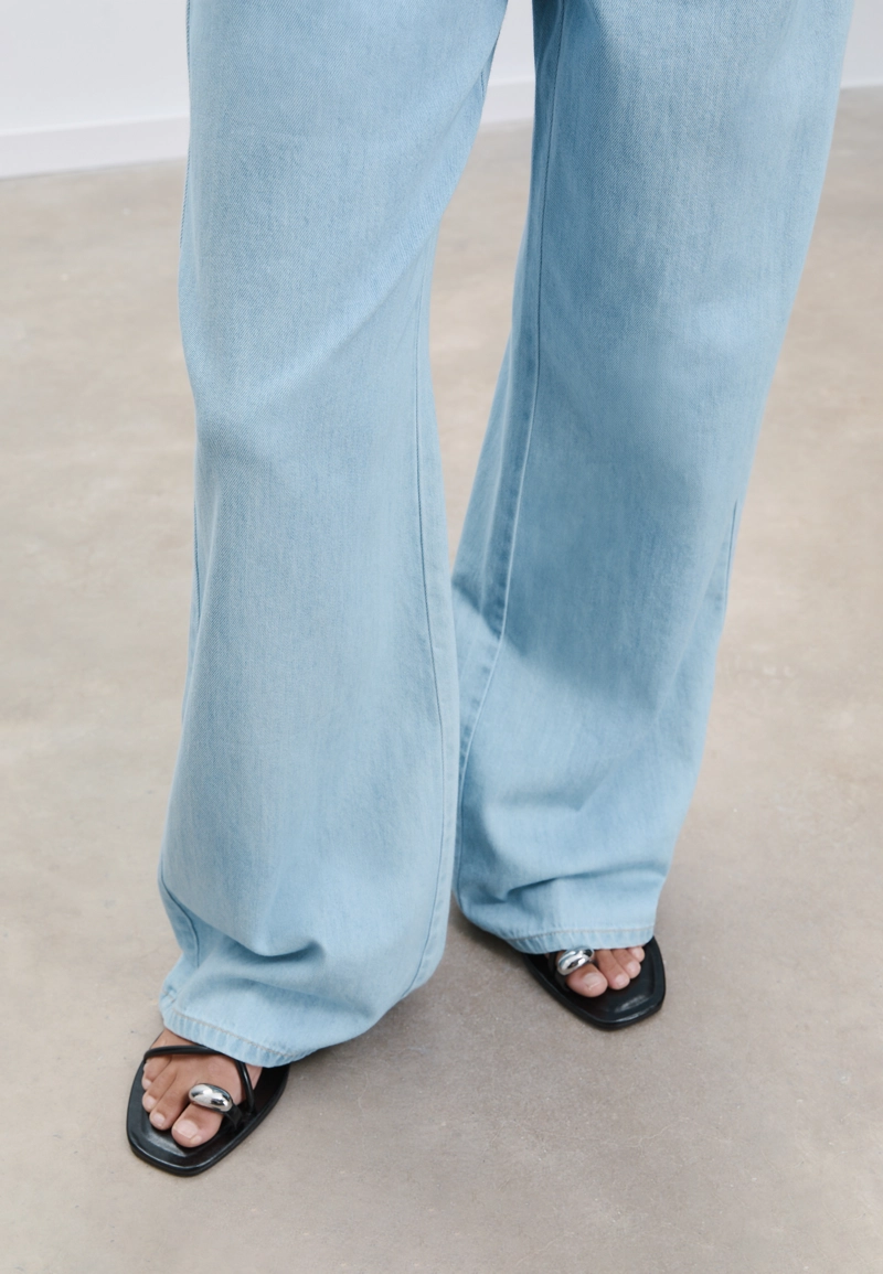 D35 Струящиеся джинсовые брюки на шнурке