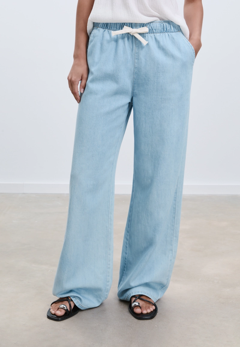 D35 Струящиеся джинсовые брюки на шнурке