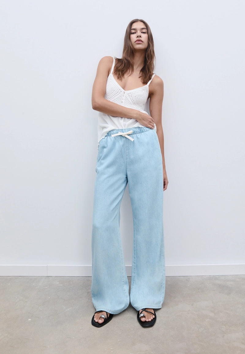 D35 Струящиеся джинсовые брюки на шнурке