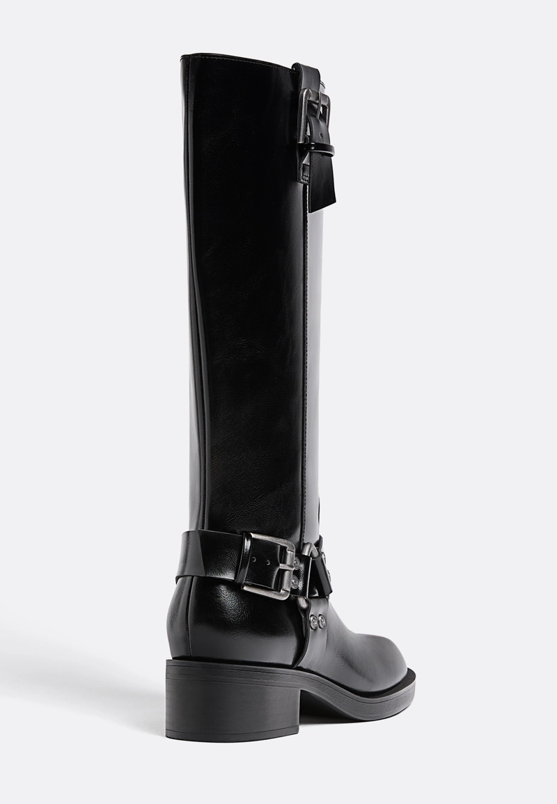 Плоские байкерские ботинки с пряжками