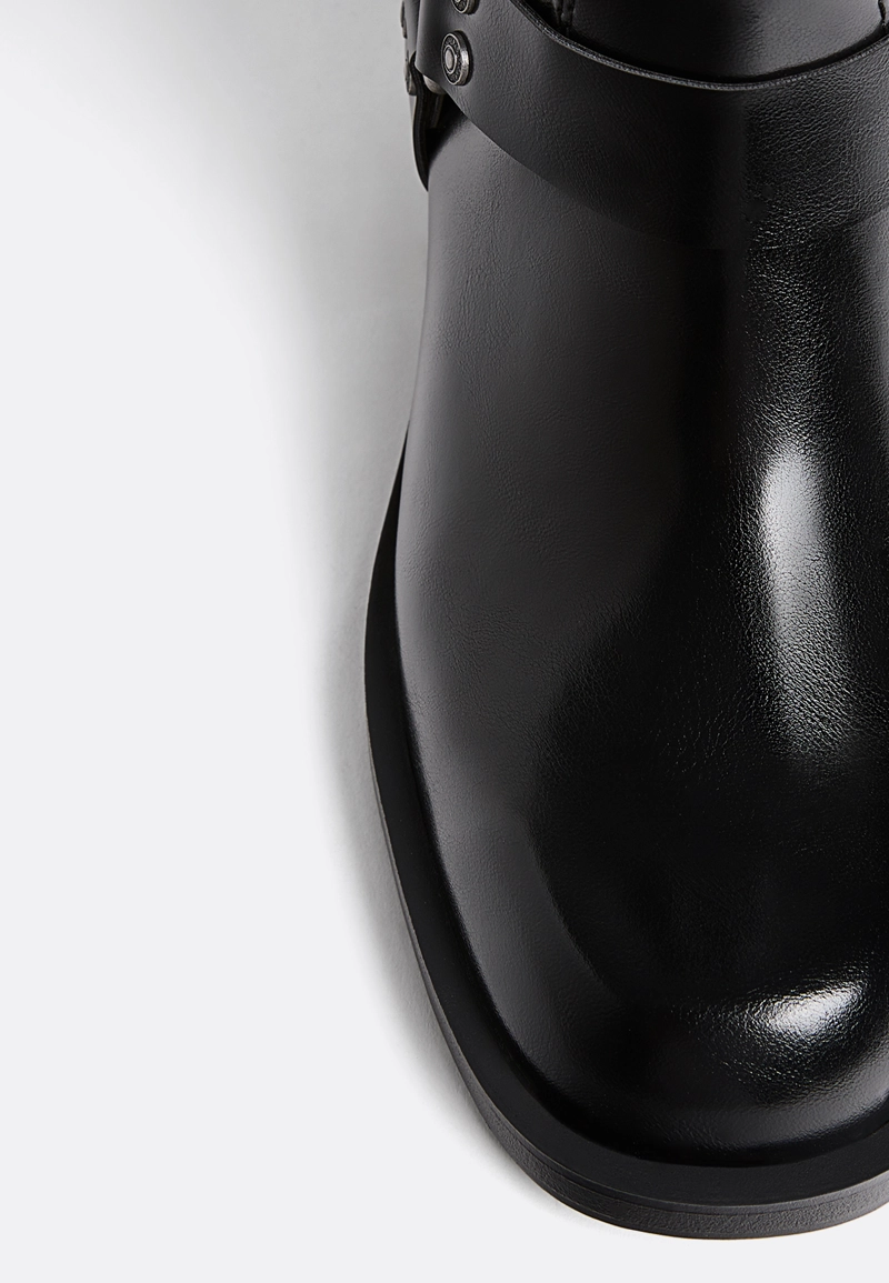 Плоские байкерские ботинки с пряжками