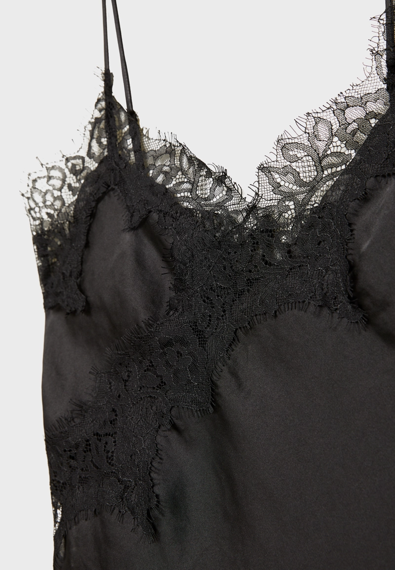 Асимметричный топ в бельевом стиле с кружевом