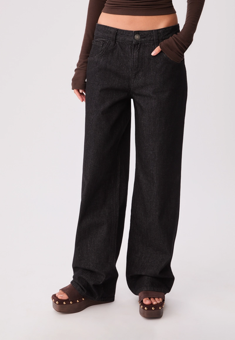 Джинсы-багги свободного кроя