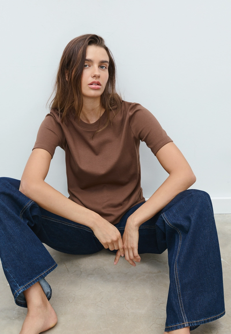 Базовая футболка классического кроя из плотной ткани