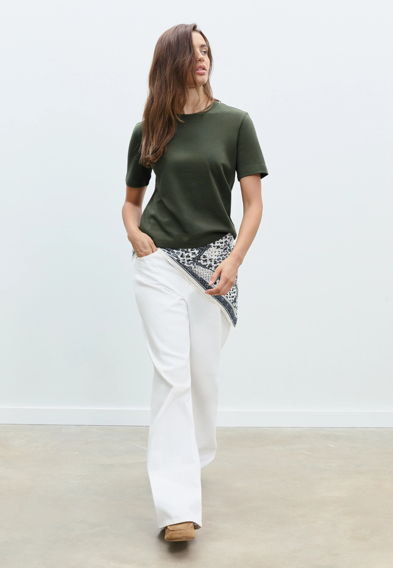 Базовая футболка классического кроя из плотной ткани