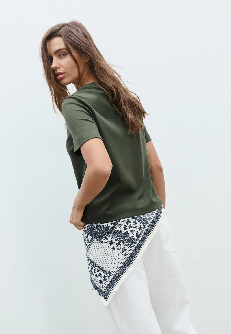 Базовая футболка классического кроя из плотной ткани