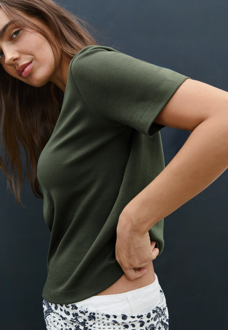 Базовая футболка классического кроя из плотной ткани