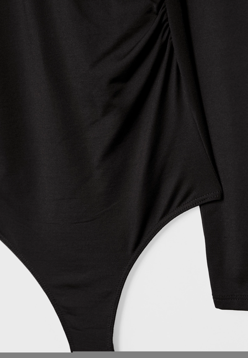 Боди из полиамида с V-образным вырезом и сборками