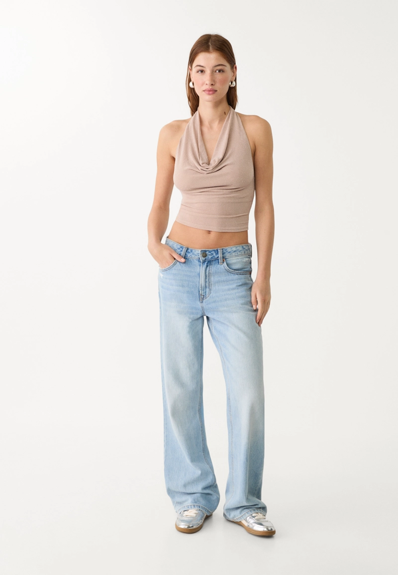 Топ с горловиной халтер и блестящей отделкой