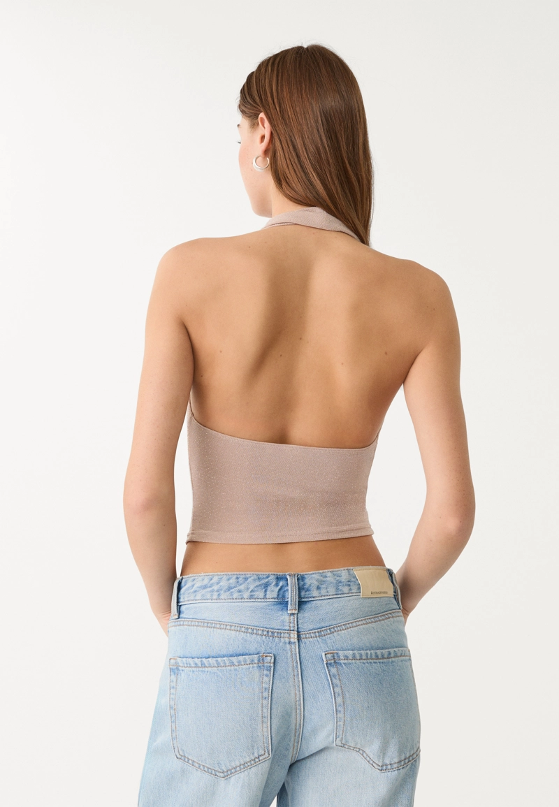 Топ с горловиной халтер и блестящей отделкой