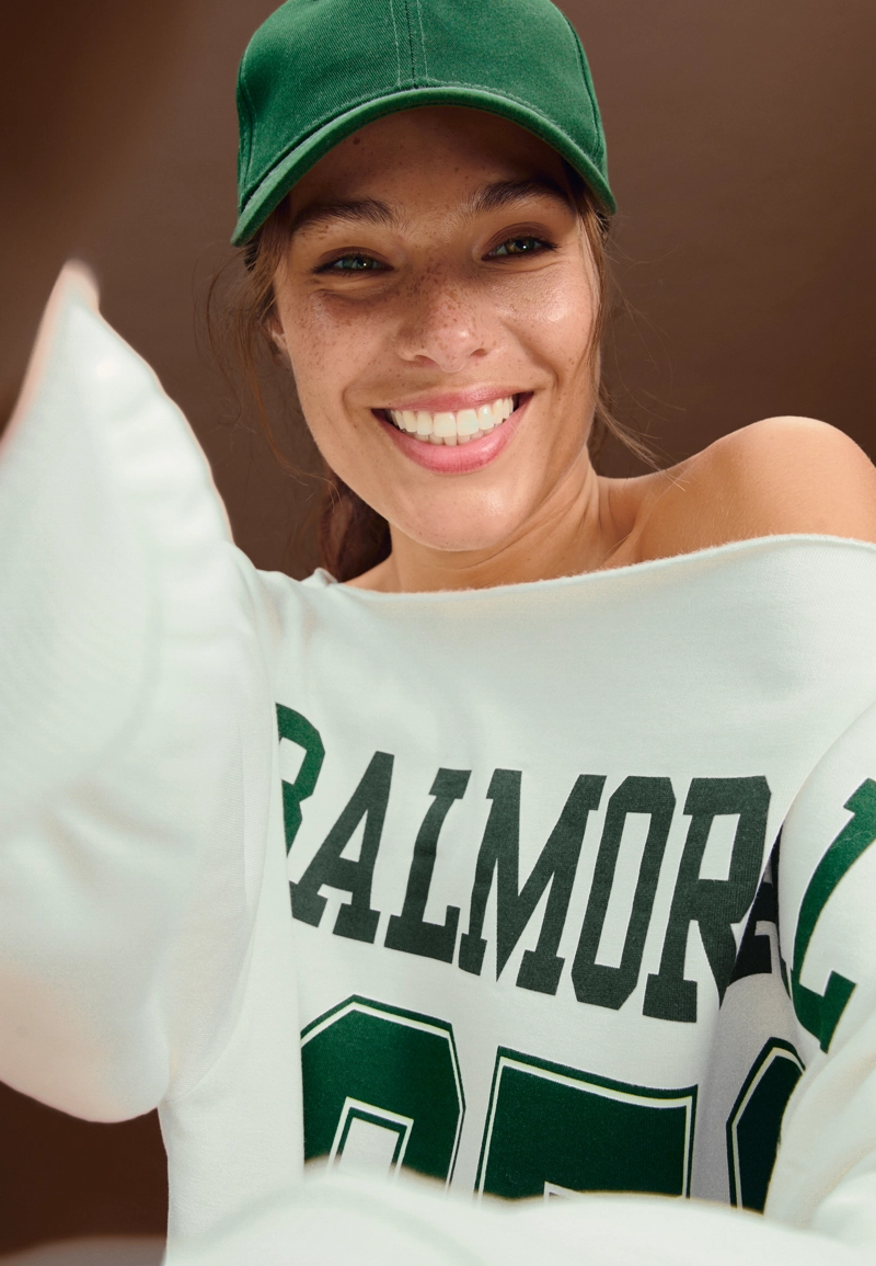 Толстовка с принтом и открытыми плечами