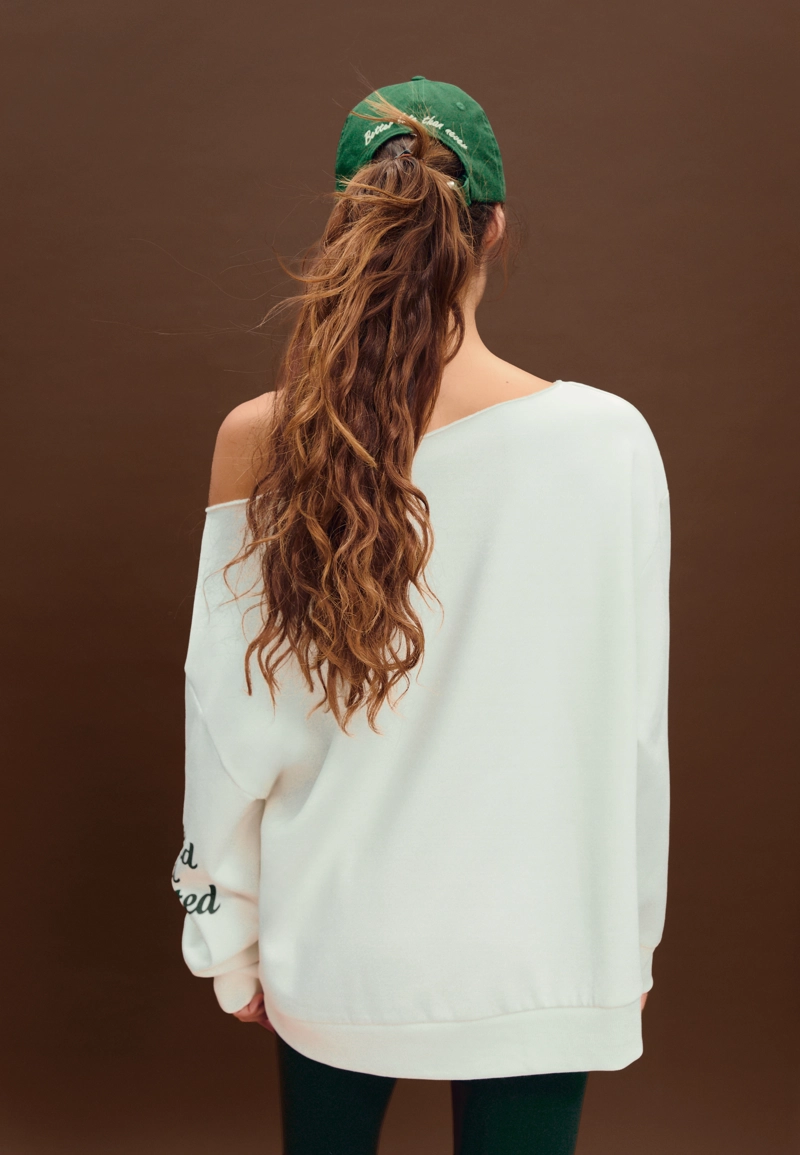 Толстовка с принтом и открытыми плечами